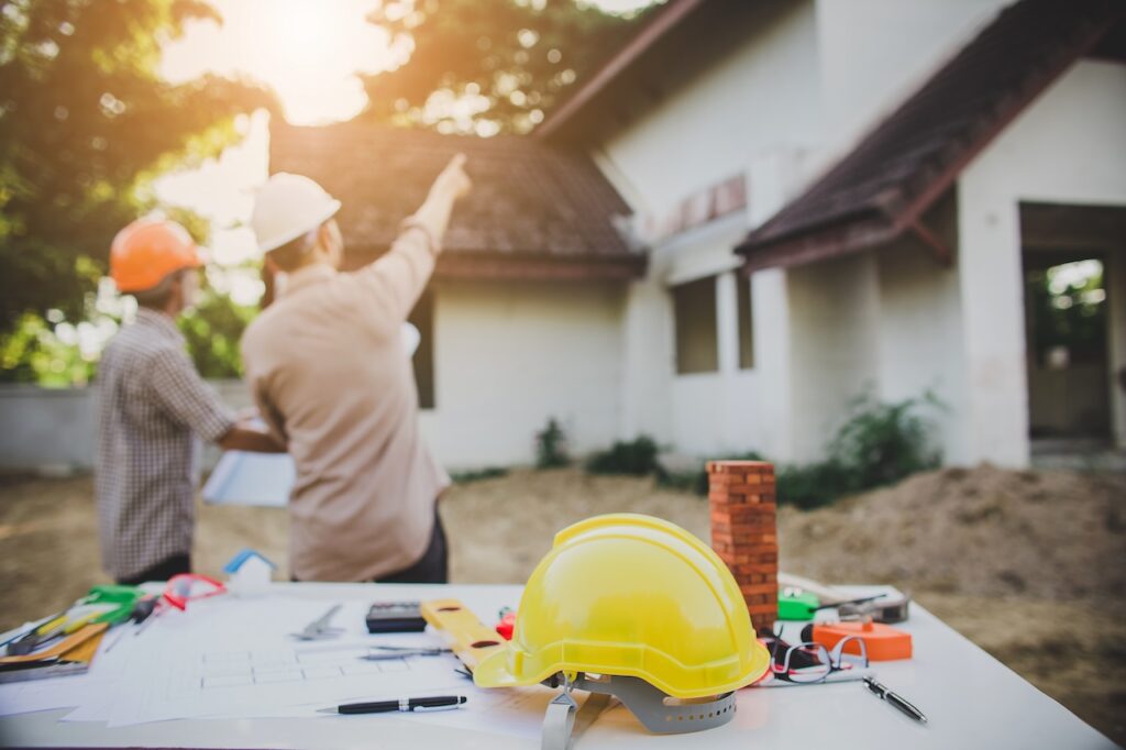 Inspección técnica en el lugar de trabajo para plano arquitectónico