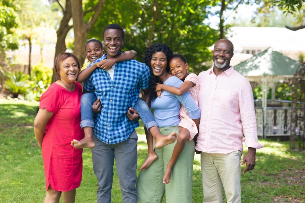 Retrato de una familia multigeneracional feliz reunida en el patio trasero